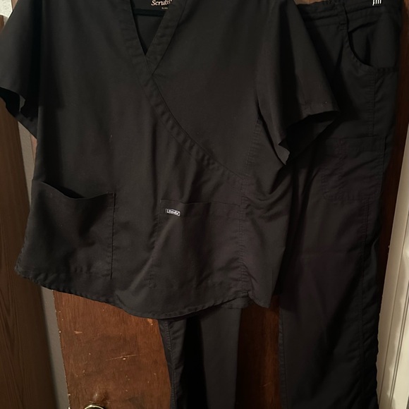 Sanibel Women's Classic Black Scrub Set - Picture 1 of 6